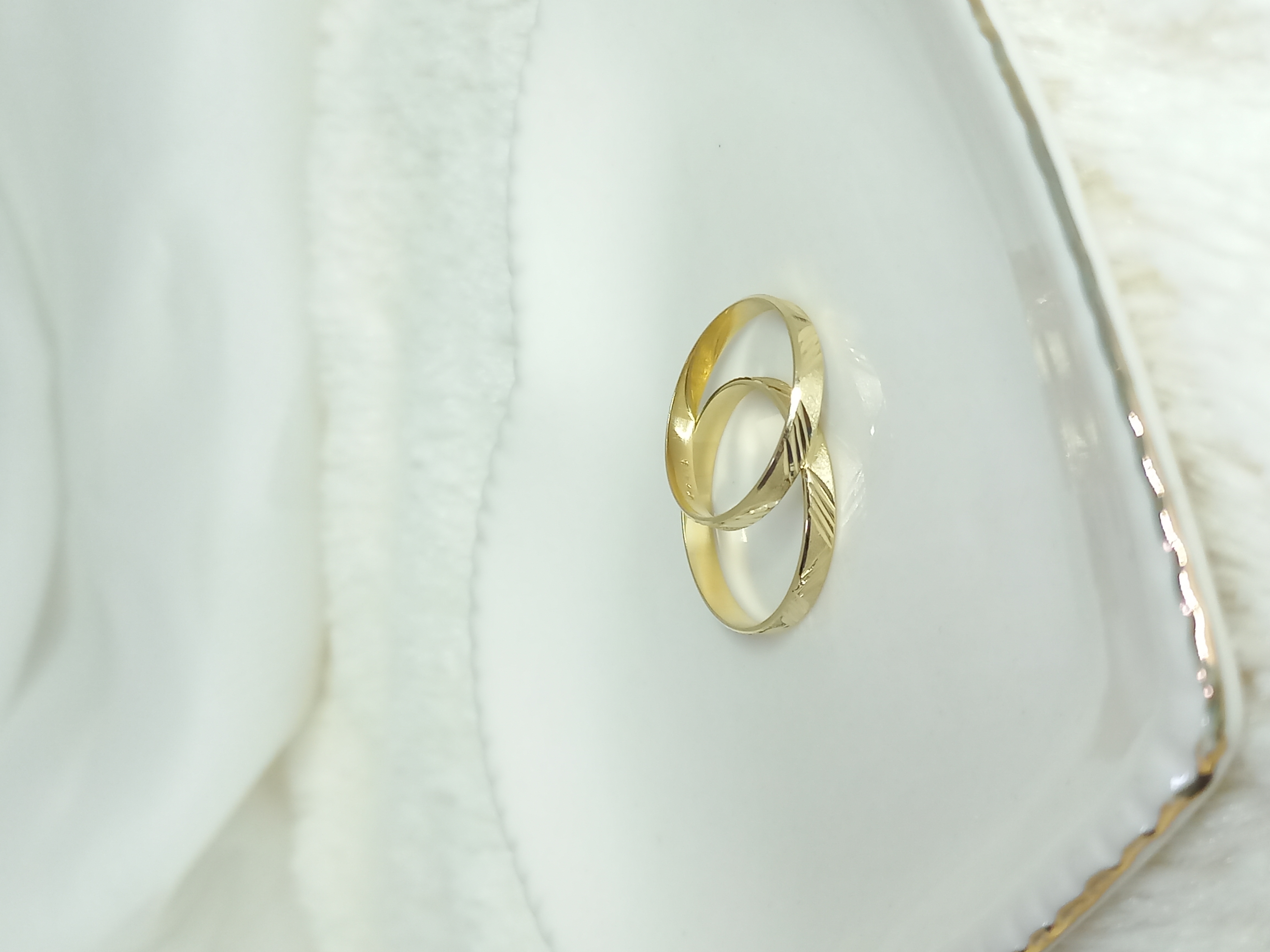 Alianças finas diamantadas — par ouro 18k