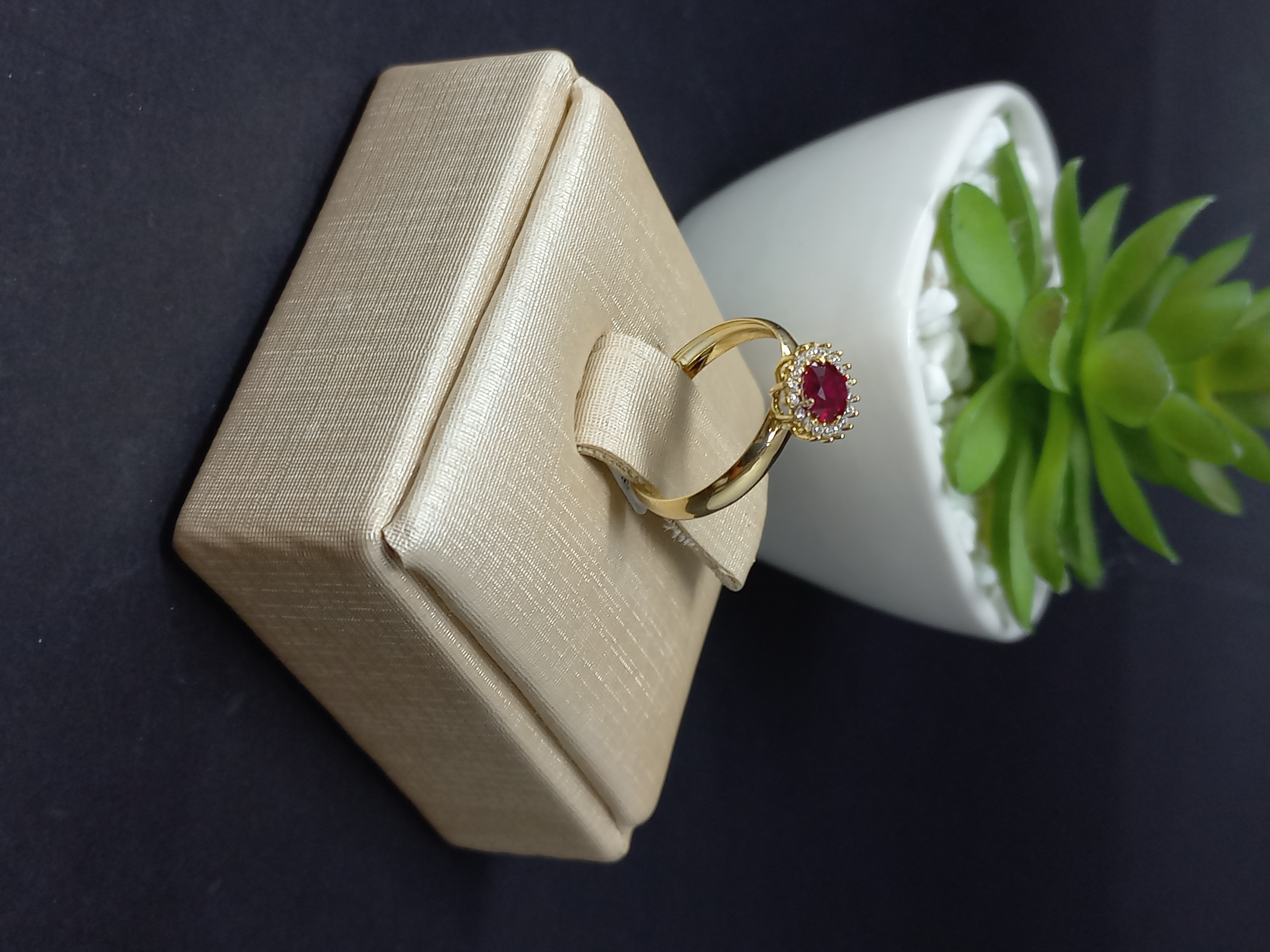 Anel halo rubi oval — ouro 18k