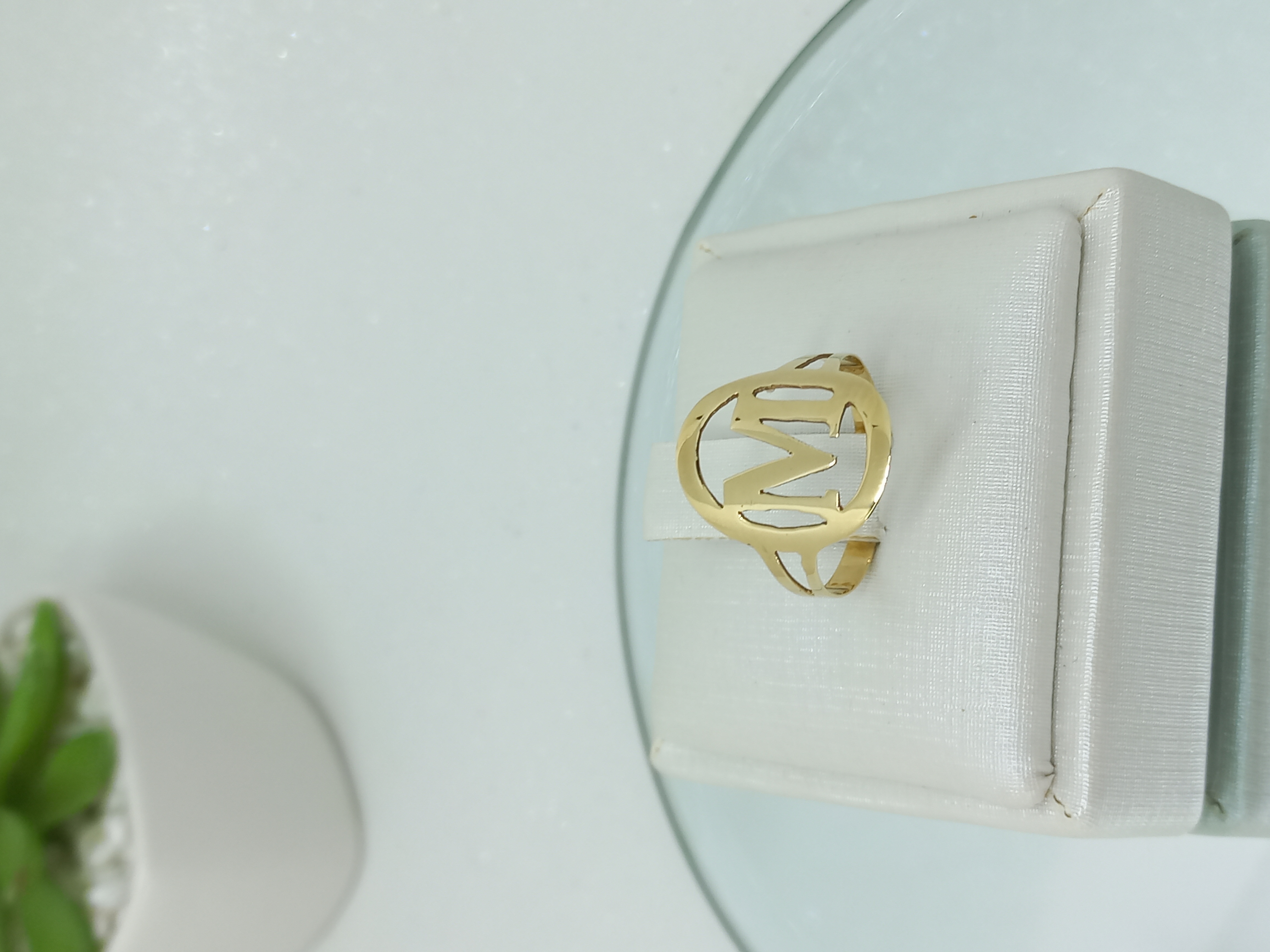 Anel monograma com letra inicial — ouro 18k