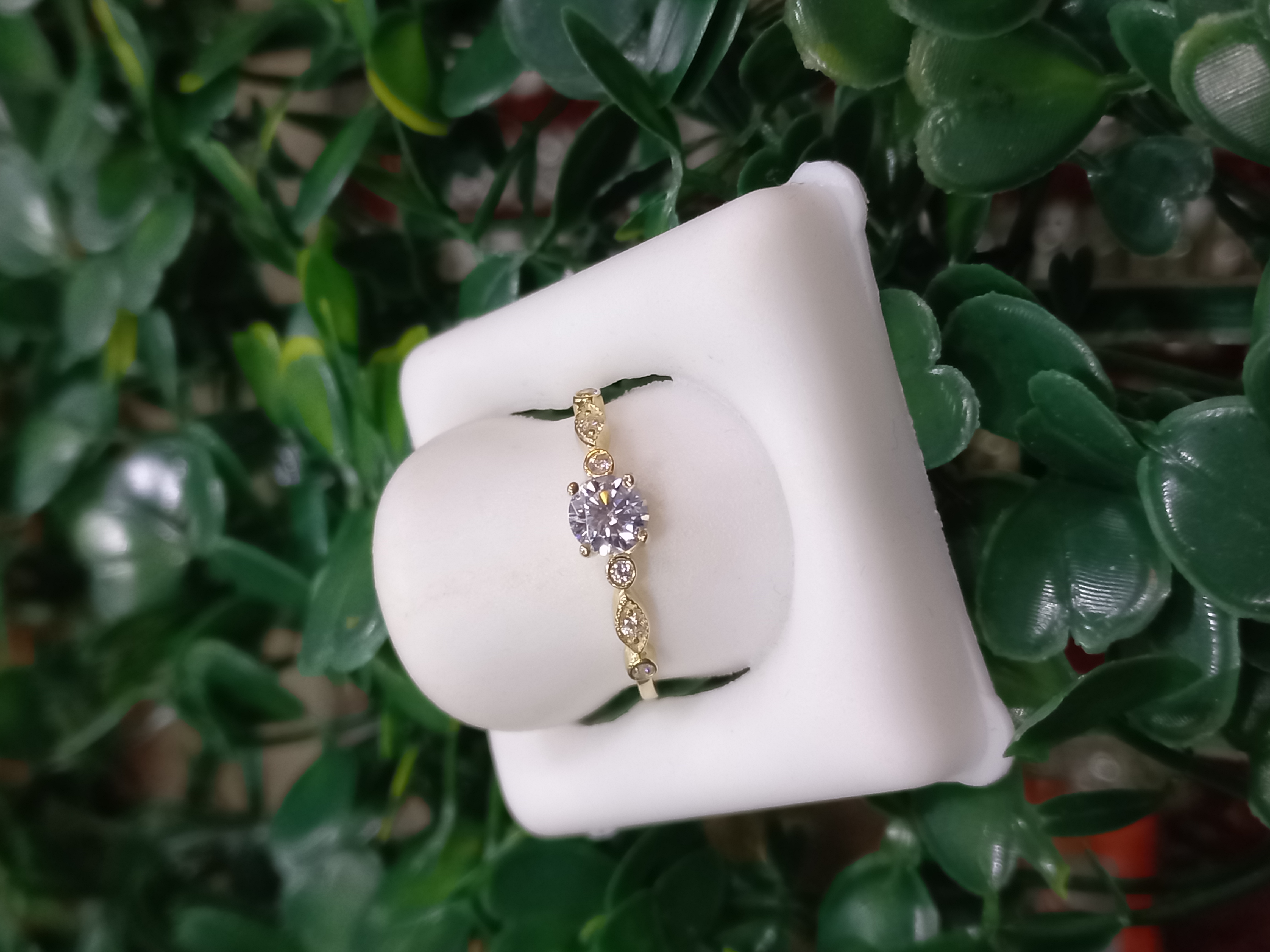 Anel de noivado com folhas laterais — ouro 18k