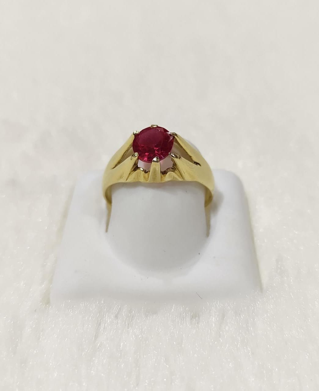 Anel solitário rubi oval em garras — ouro 18k