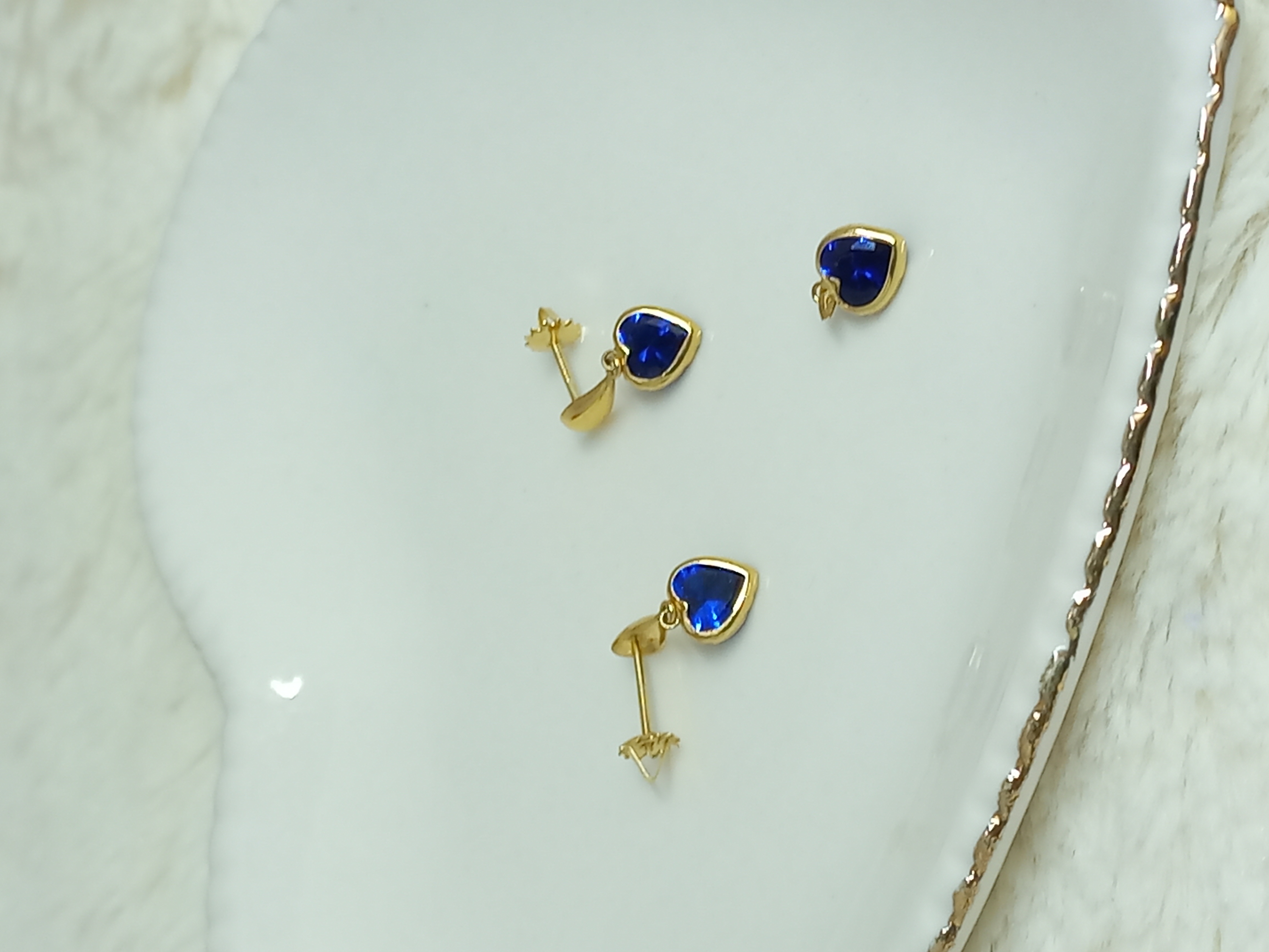 Brincos botão coração safira — ouro 18k