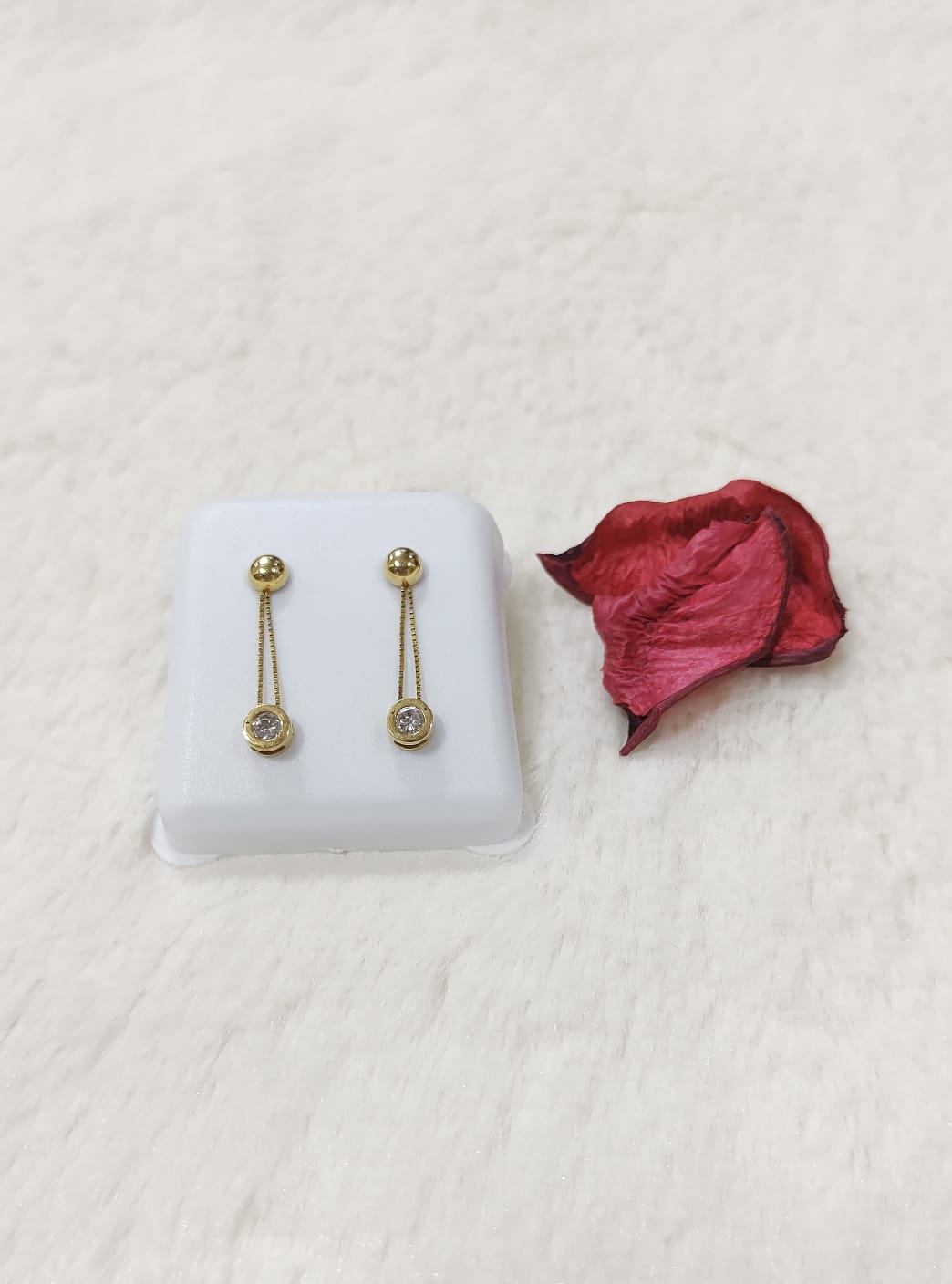Brincos pêndulo bolinha com veneziana e zircônia — ouro 18k