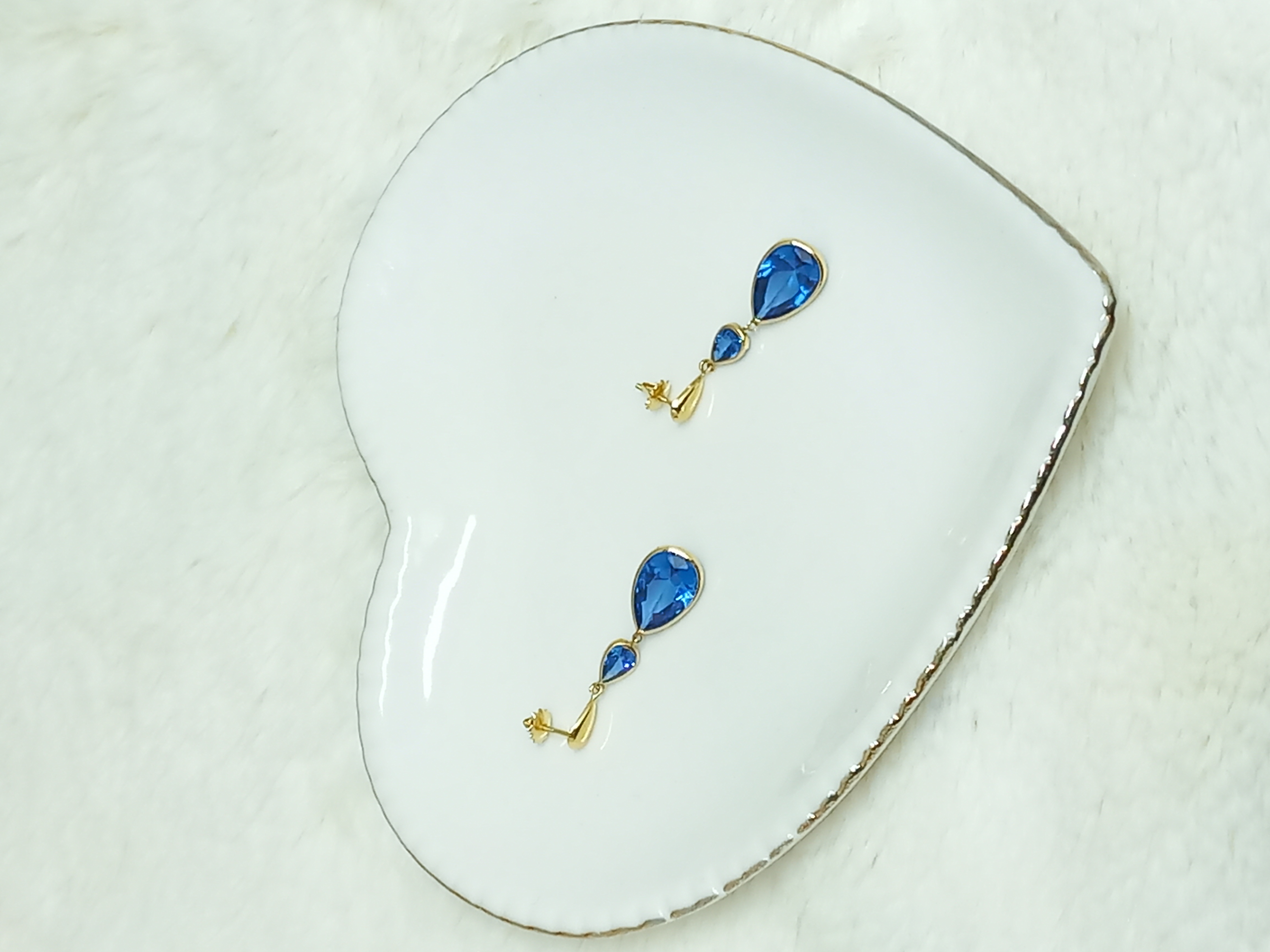 Brincos pêndulo safira gota — ouro 18k