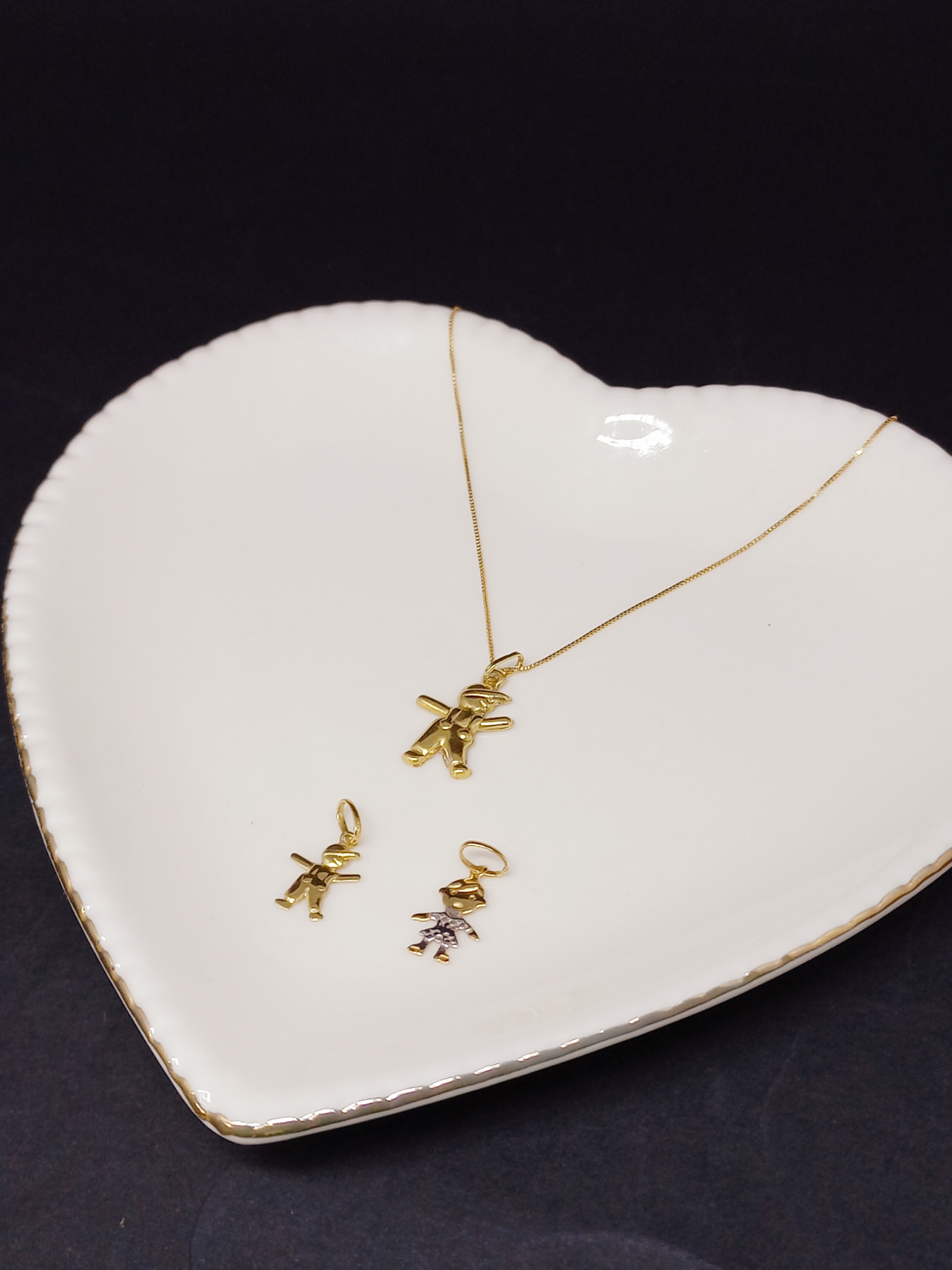Pingentes de filhos — meninos e meninas em ouro 18k